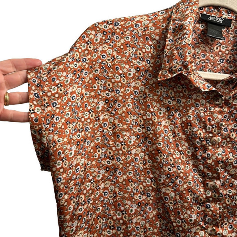 Button up floral blouse M